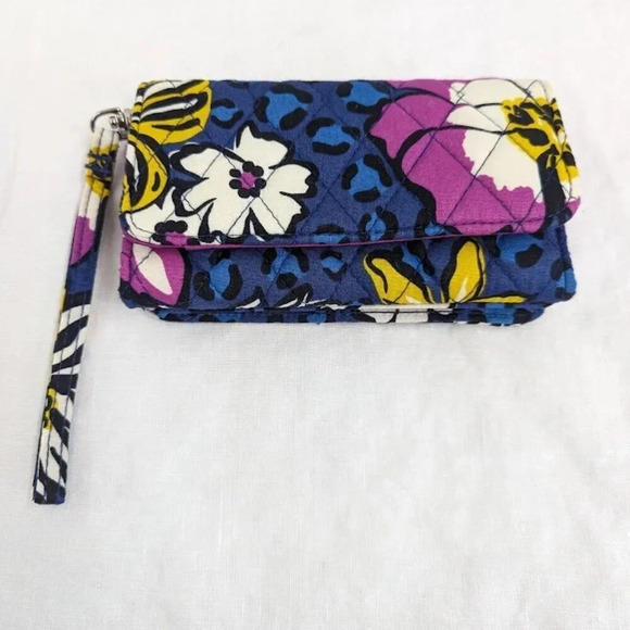 Vera Bradley Blue floral quilted wristlet one size many pockets O7 - Picture 1 of 7